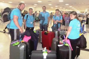 Mit gepackten Koffern warten die Jugendlichen aus dem Saarland und Rheinland-Pfalz auf ihren Anschlussflug