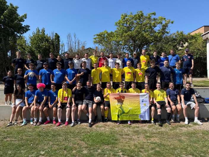 Gruppenfoto der Fußballmannschaften