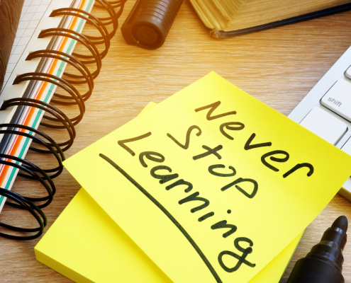 "Never stop learning" steht auf einem gelben Klebezettel.