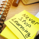 "Never stop learning" steht auf einem gelben Klebezettel.