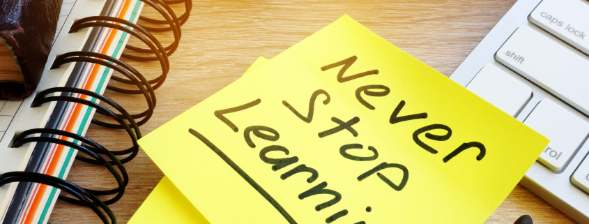 "Never stop learning" steht auf einem gelben Klebezettel.