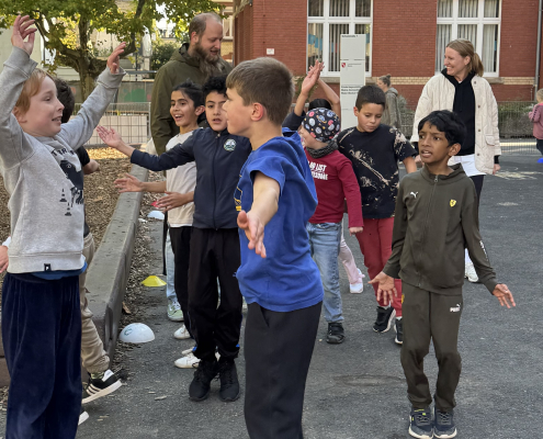 Kinder in Bewegung auf dem Schulhof