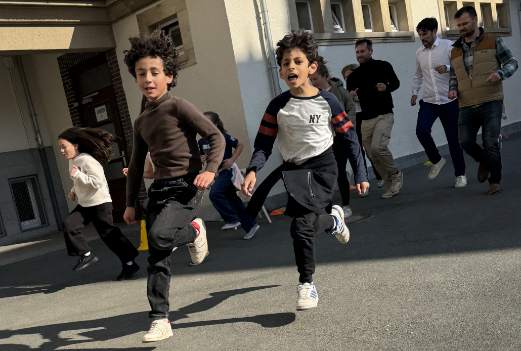 Zwei Jungs rennen auf dem Schulhof