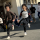 Zwei Jungs rennen auf dem Schulhof