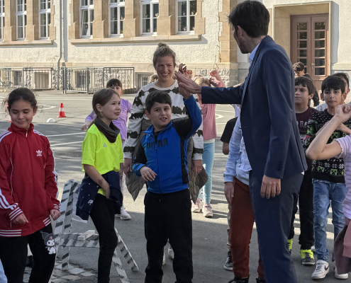 Politiker Sven Teuber macht High-Five mit einem Kind