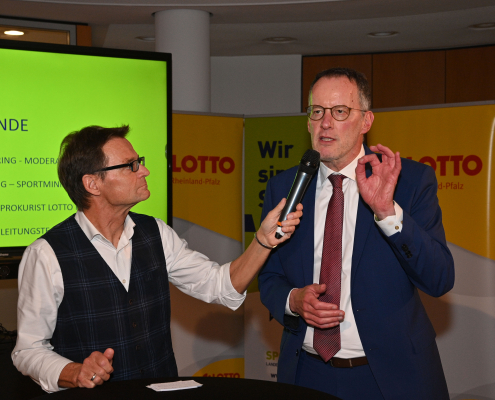 Moderator Christian Döring interviewt Sportminister Michael Ebling