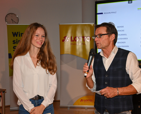 Moderator Christian Döring interviewt eine Stipendiatin
