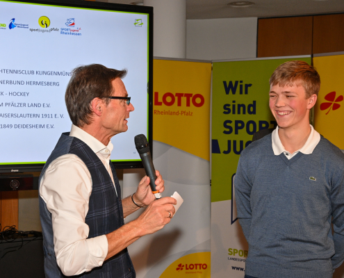 Moderator Christian Döring interviewt einen Stipendiaten