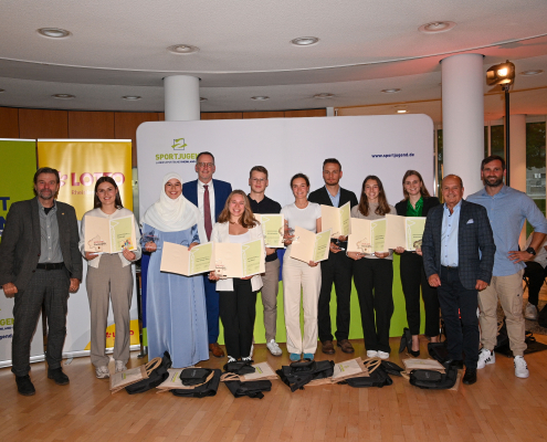 Gruppenfoto mit Michael Ebling und Stipendiat*innen
