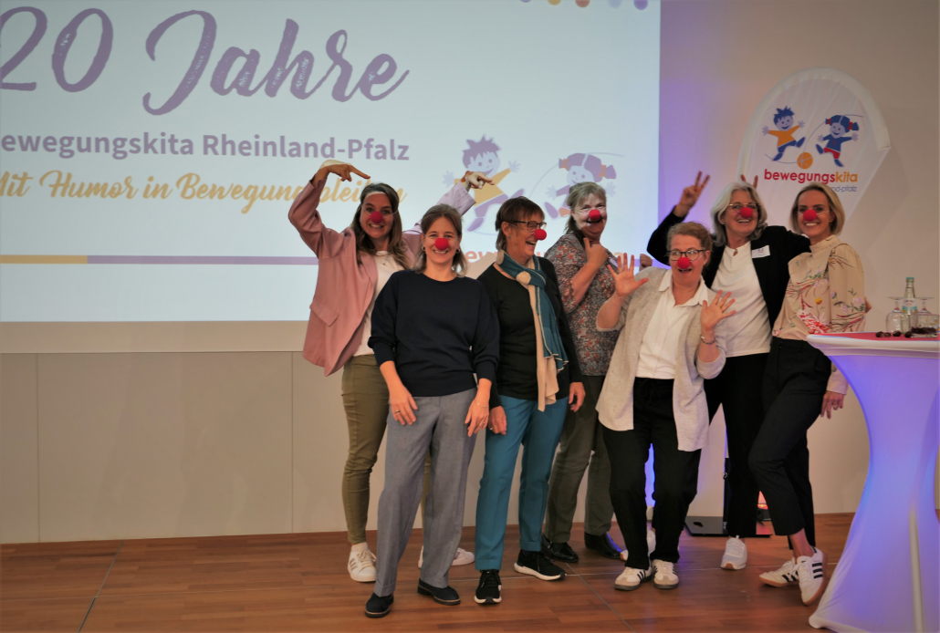 Ein Gruppenfoto mit sieben Frauen, die eine Clownsnase tragen