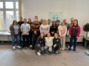 Gruppenbild mit allen Teilnehmenden