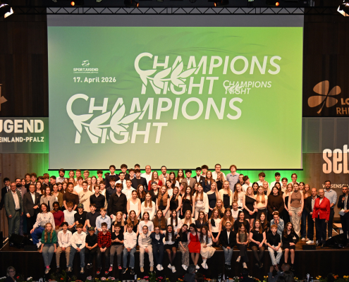 Gruppenfoto mit mehr als 100 Personen auf einer Bühne