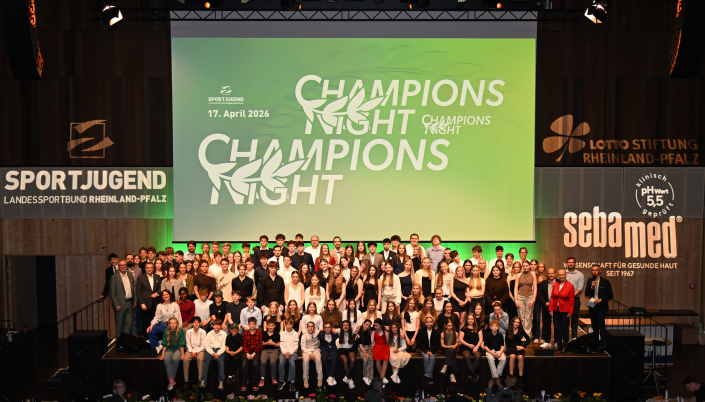 Gruppenfoto mit mehr als 100 Personen auf einer Bühne